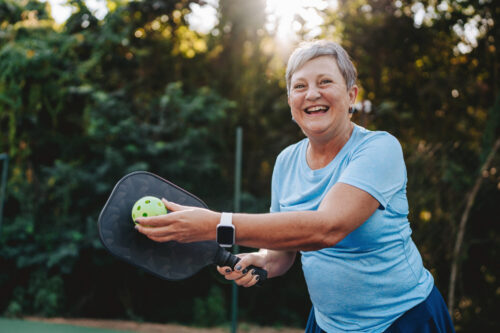 kvinne spiller pickleball