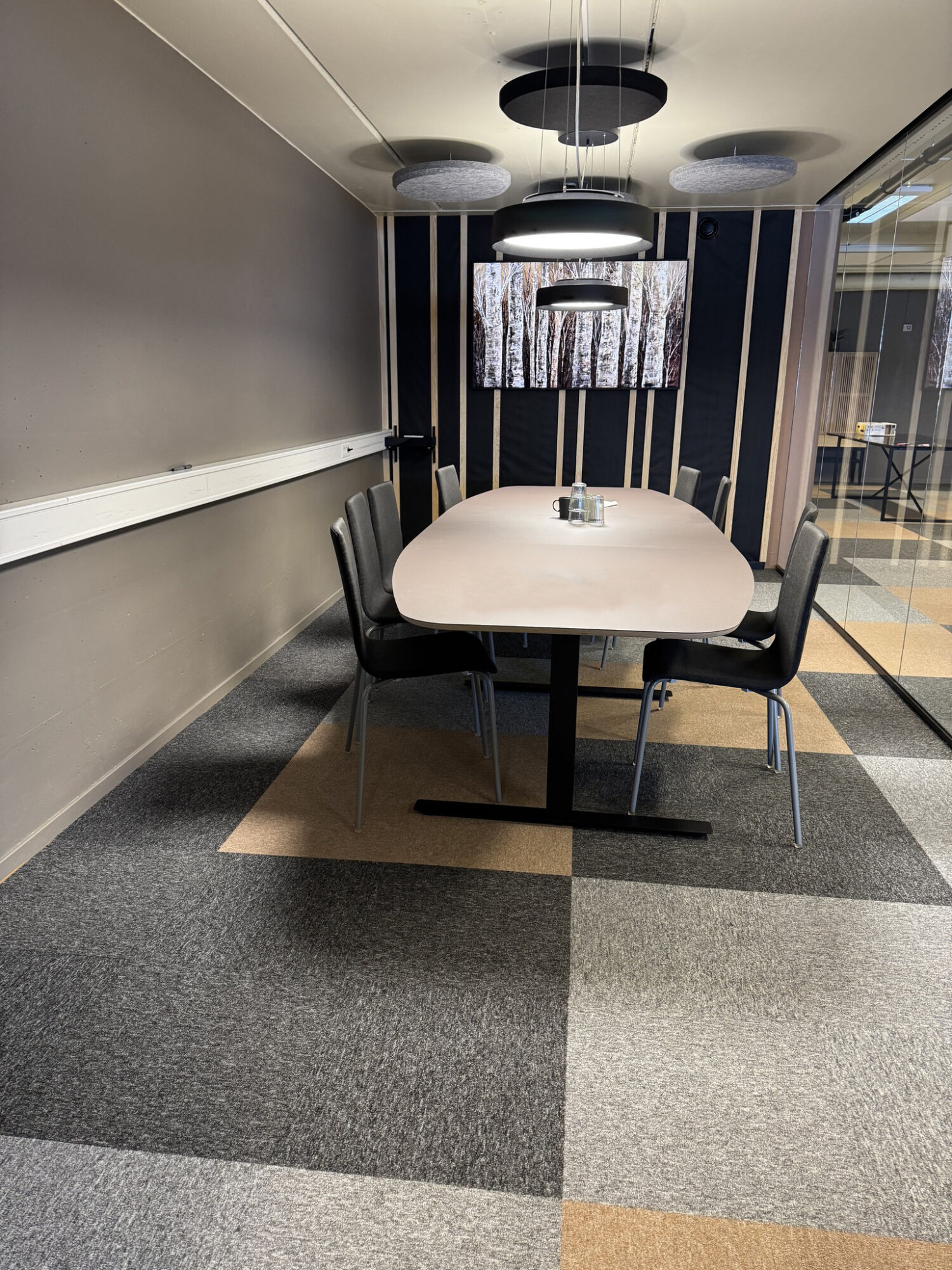 – Møterommene passer for alt fra små møter til større samlinger.